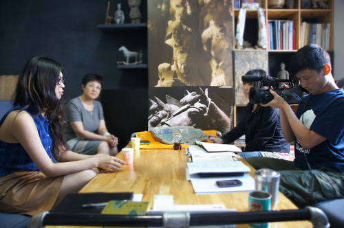 树洞画女孩成河北美树城市公益展策划人